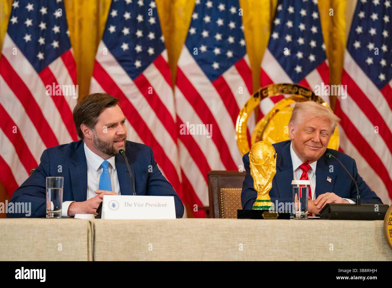 WASHINGTON DC, États-Unis - 06 mai 2025 - le président américain Donald Trump et le vice-président JD Vance assistent à une réunion du groupe de travail de la FIFA, le mardi 6 mai 2025 Banque D'Images