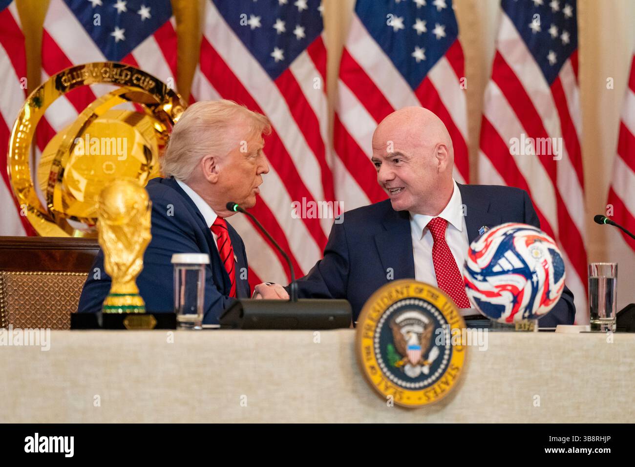 WASHINGTON DC, États-Unis - 06 mai 2025 - le président américain Donald Trump et le vice-président JD Vance assistent à une réunion du groupe de travail de la FIFA, le mardi 6 mai 2025 Banque D'Images