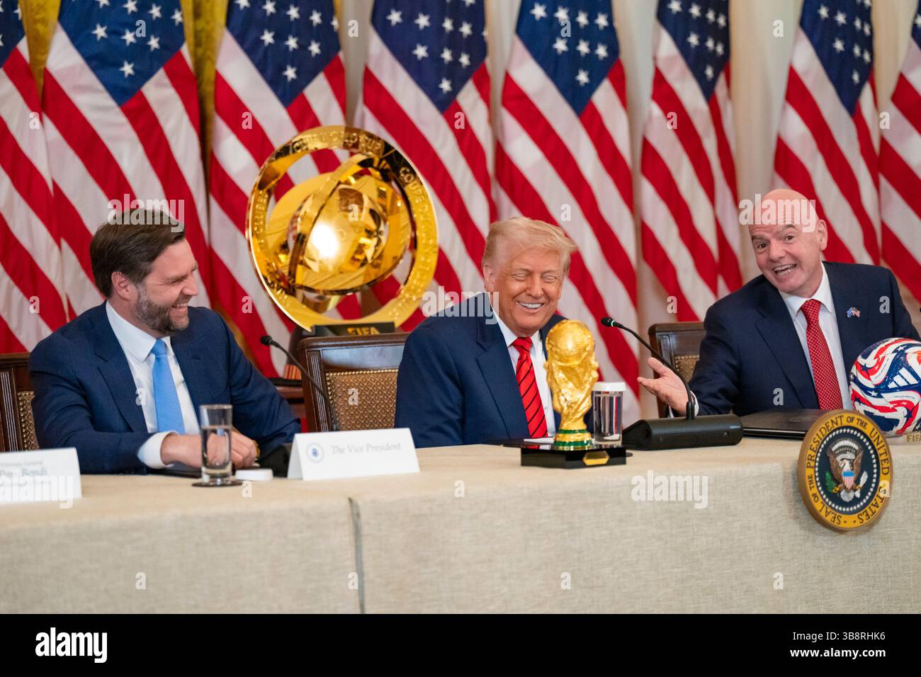 WASHINGTON DC, États-Unis - 06 mai 2025 - le président américain Donald Trump et le vice-président JD Vance assistent à une réunion du groupe de travail de la FIFA, le mardi 6 mai 2025 Banque D'Images