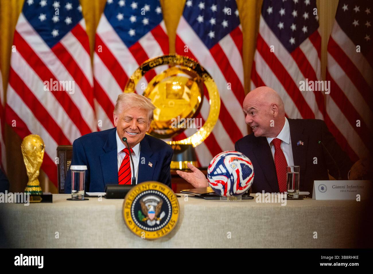 WASHINGTON DC, États-Unis - 06 mai 2025 - le président américain Donald Trump et le vice-président JD Vance assistent à une réunion du groupe de travail de la FIFA, le mardi 6 mai 2025 Banque D'Images