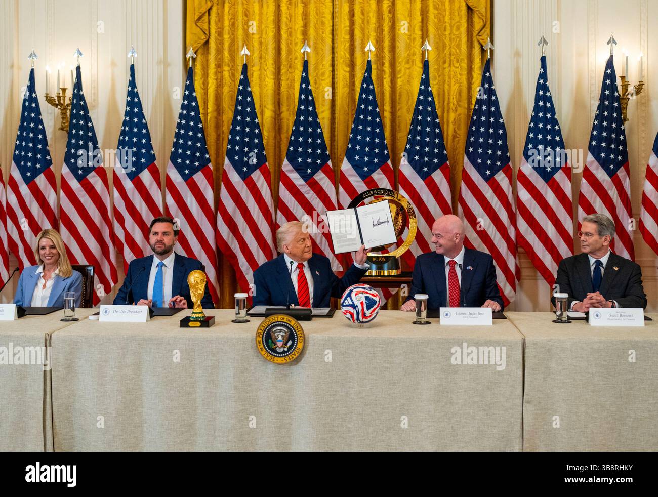 WASHINGTON DC, États-Unis - 06 mai 2025 - le président américain Donald Trump et le vice-président JD Vance assistent à une réunion du groupe de travail de la FIFA, le mardi 6 mai 2025 Banque D'Images