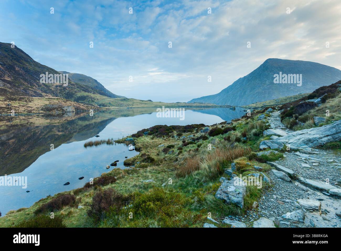 Lever de soleil à Llyn Idwal dans le parc national de Snowdonia, pays de Galles. Banque D'Images