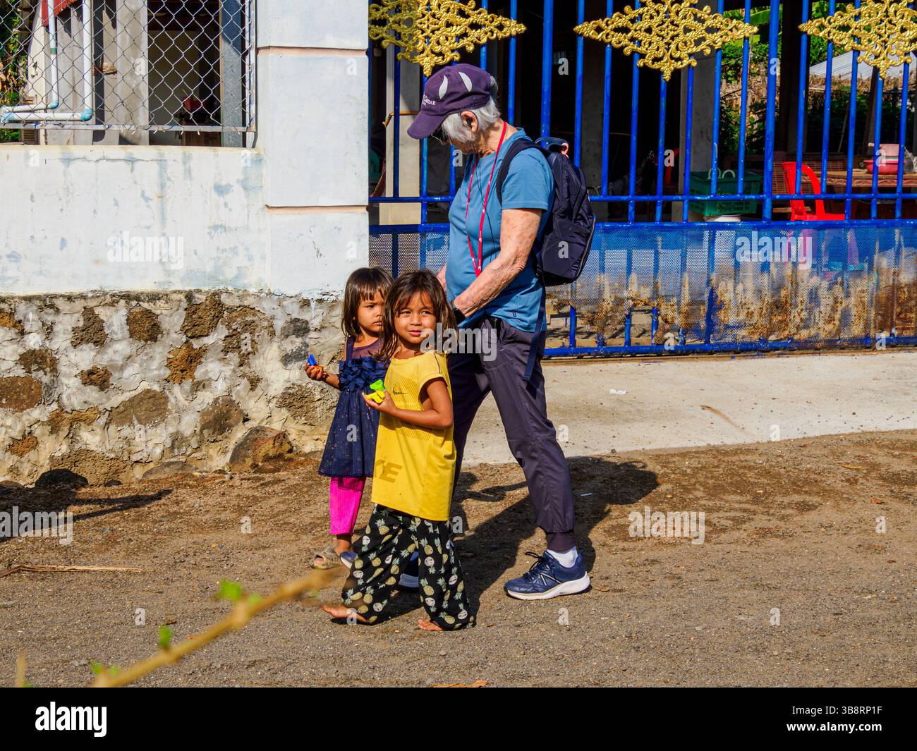 Deux jeunes écolières dirigent un touriste dans le village d'Amica, Cheung Kok EcoTourism, près de Kampong Cham, au Cambodge Banque D'Images