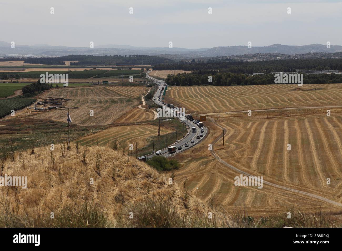 Route & trafic, champs, vergers, agriculture dans la vallée de Jezreel ou la vallée d'Armageddon & les montagnes Samarian comme vu de tel Megiddo. Banque D'Images