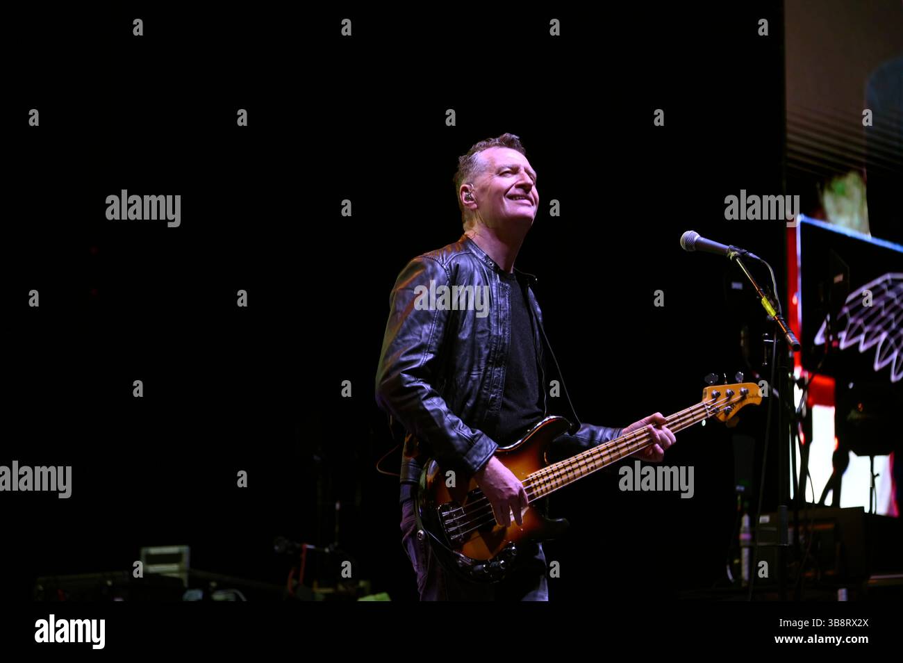 Mexico, Mexique. 07 mai 2025. Le bassiste GED Grimes du groupe britannique simple Minds se produit sur scène dans le cadre du Global Tour 2025 au Mexico City Arena de Mexico, au Mexique, le 7 mai 2025. (Photo de Carlos Tischler/Eyepix Group) crédit : NurPhoto SRL/Alamy Live News Banque D'Images
