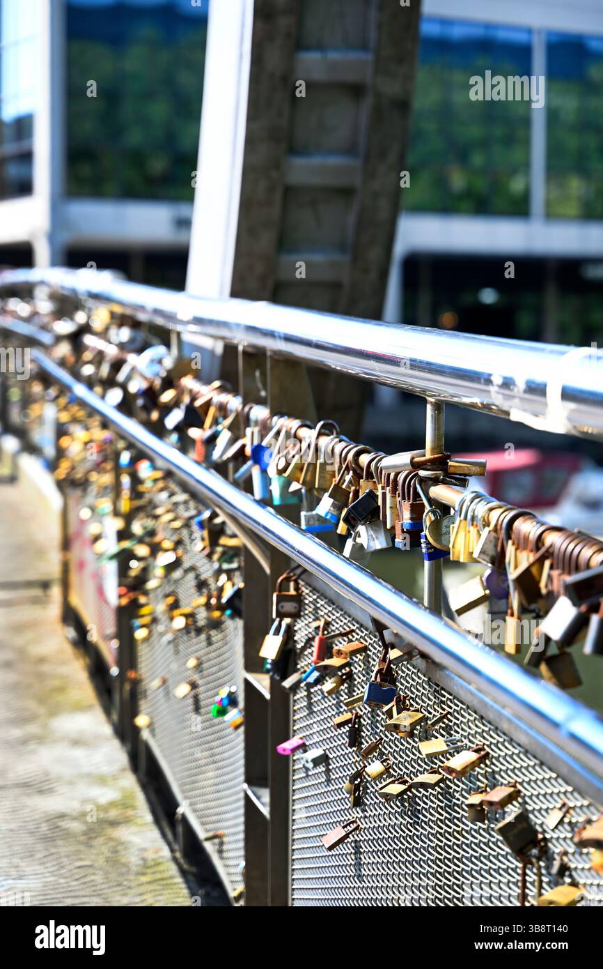 Cadenas sur la passerelle Bristol Banque D'Images