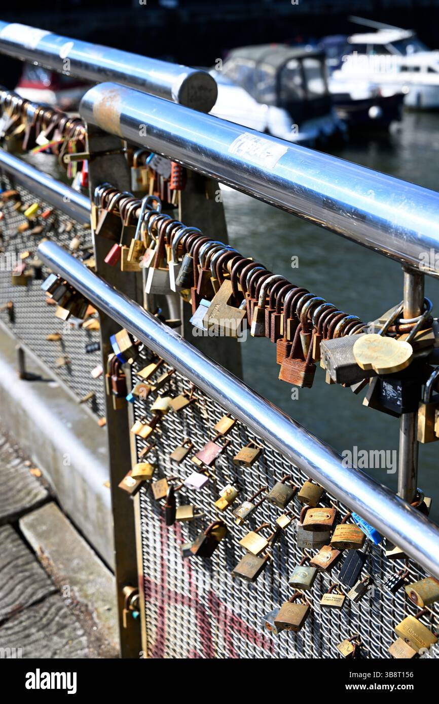 Cadenas sur la passerelle Bristol Banque D'Images