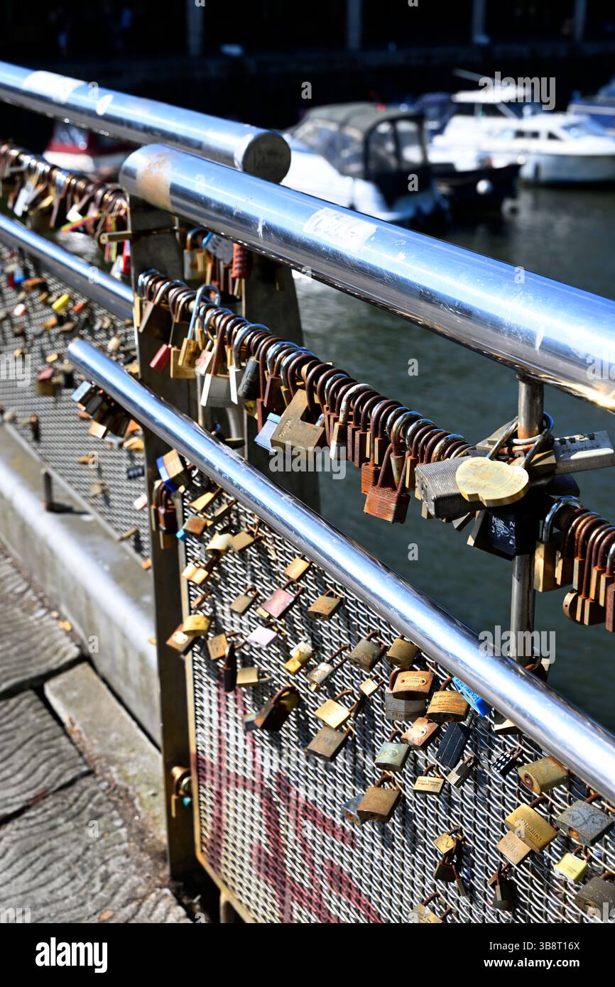 Cadenas sur la passerelle Bristol Banque D'Images