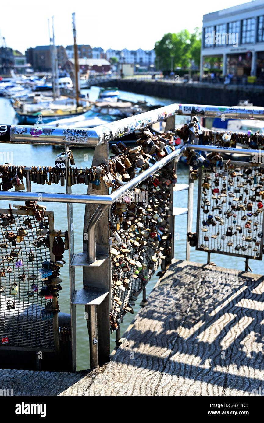 Cadenas sur la passerelle Bristol Banque D'Images