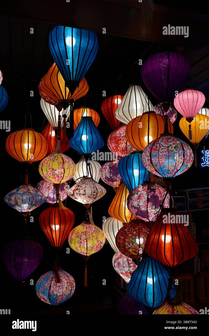 Lampes en papier colorées, Matsuyama, île de Shikoku, Japon. Banque D'Images