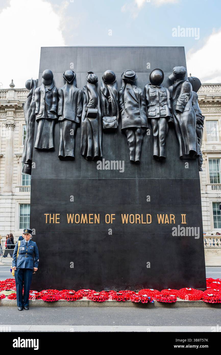 Londres, Royaume-Uni. 8 mai 2025. Barbara Hunter, Bomber Command (selon son badge), est maintenant un officier de bien-être des vétérans de Nouvelle-Zélande - le mémorial des femmes de la seconde Guerre mondiale est entouré de coquelicots et attire de nombreux visiteurs de passage - la sécurité est si étroite que les membres du public ne peuvent pas se rendre près de l'abbaye de Westminster pour voir les invités clés. VE Day 80e anniversaire à Londres. Elle marque l'anniversaire de la victoire en Europe qui marquait la fin de la seconde Guerre mondiale dans l'arène européenne. Crédit : Guy Bell/Alamy Live News Banque D'Images