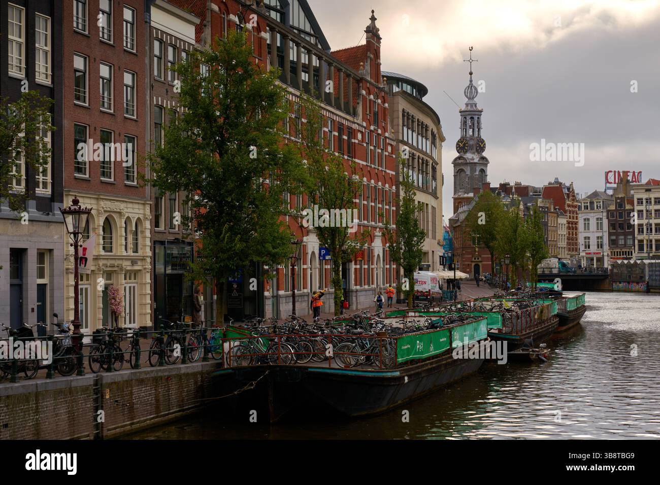 Amsterdam, pays-Bas – 17 septembre 2024 - Barge Bicycle parking Amsterdam pays-Bas. Parking pour vélos sur des péniches sur le canal Munttoren Singel. Banque D'Images