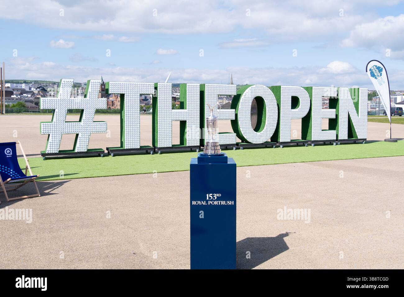 Derry / Londonderry, Irlande du Nord - 7 mai 2025 : Open Championship golf Claret Jug exposé à Ebrington Square pour la promotion du 153e Open Banque D'Images