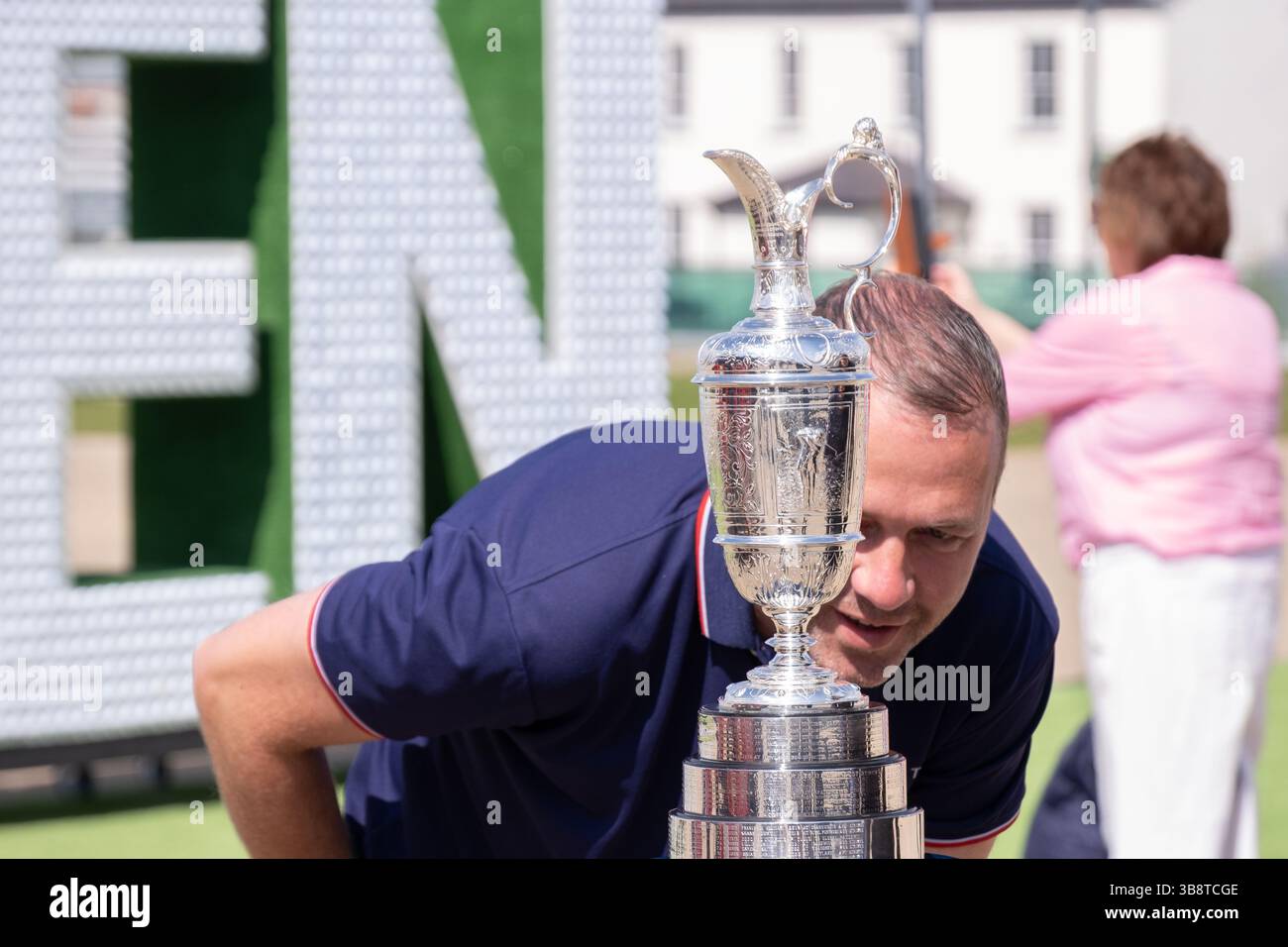 Derry / Londonderry, Irlande du Nord - 7 mai 2025 : Open Championship golf Claret Jug exposé au public à Ebrington Square pour la promotion du 153e Open Banque D'Images