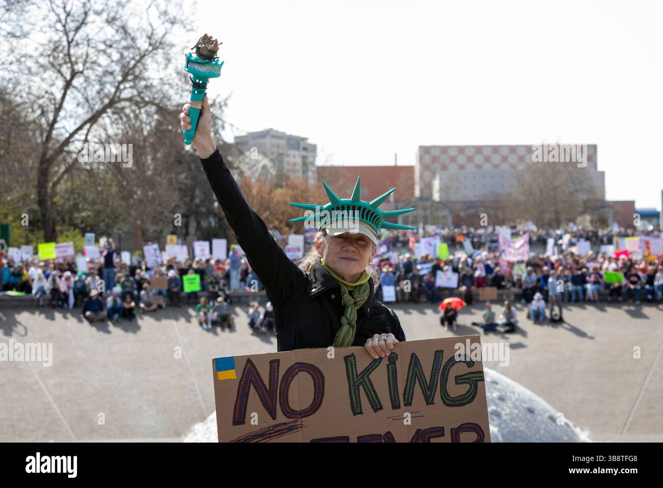 Sue Nevler, déguisée en Statue de la liberté, pose pour une photo au Seattle Center pendant le « Hands Off ! » Rallye à Seattle le samedi 5 avril 2025 Banque D'Images