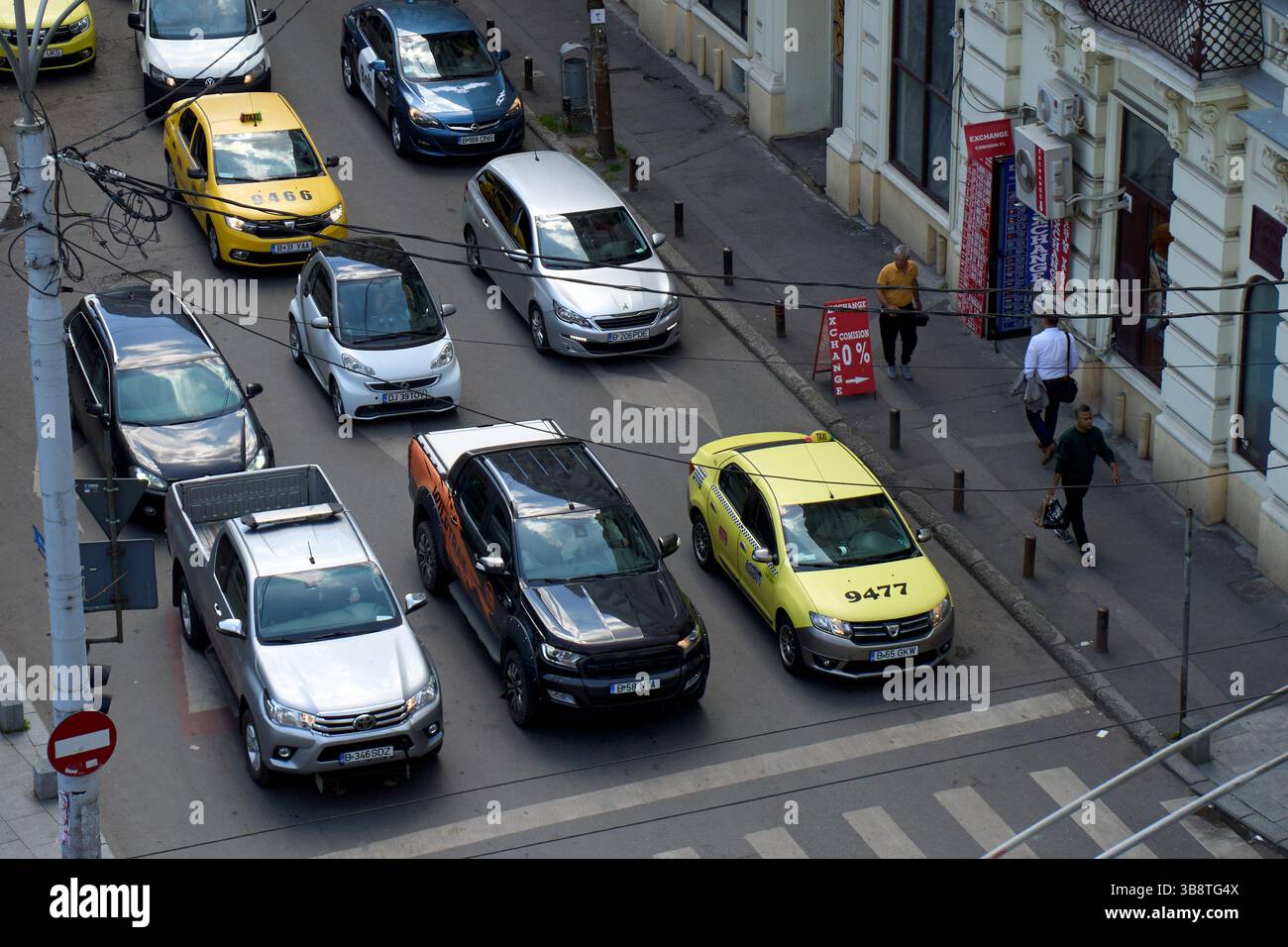 Bucarest, Roumanie. 7 mai 2025 : voitures dans la circulation à l'heure de pointe dans une rue dans le centre-ville de Bucarest. Banque D'Images
