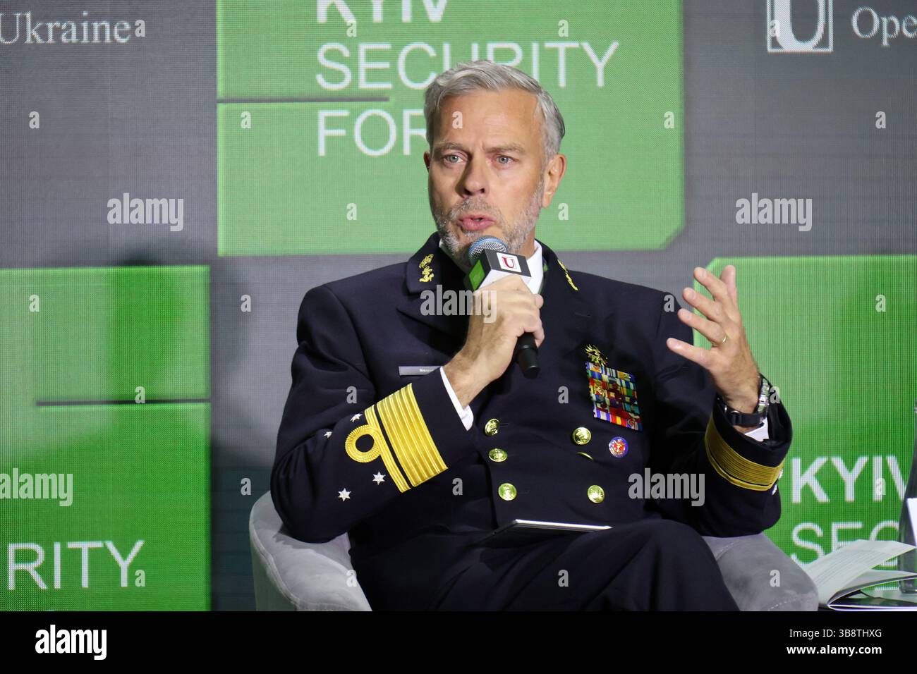 Président du Comité militaire de l'OTAN (2021-2025), l'amiral Rob Bauer assiste au 17e Forum annuel sur la sécurité de Kiev, Kiev, Ukraine, le 8 mai 2025. (Photo de Pavlo Bahmut/Ukrinform) Banque D'Images