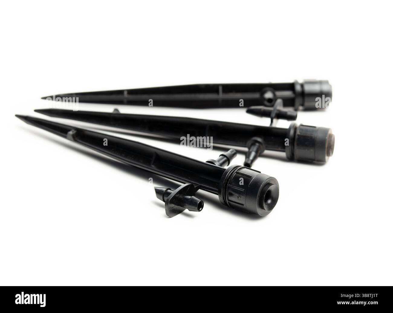 Ensemble arroseur de pelouse isolé avec goutteur à 360 degrés. Ensemble de petites têtes sprinkleur d'irrigation noires pour arroser le jardin et les pelouses. Répétition de cercle complet Banque D'Images