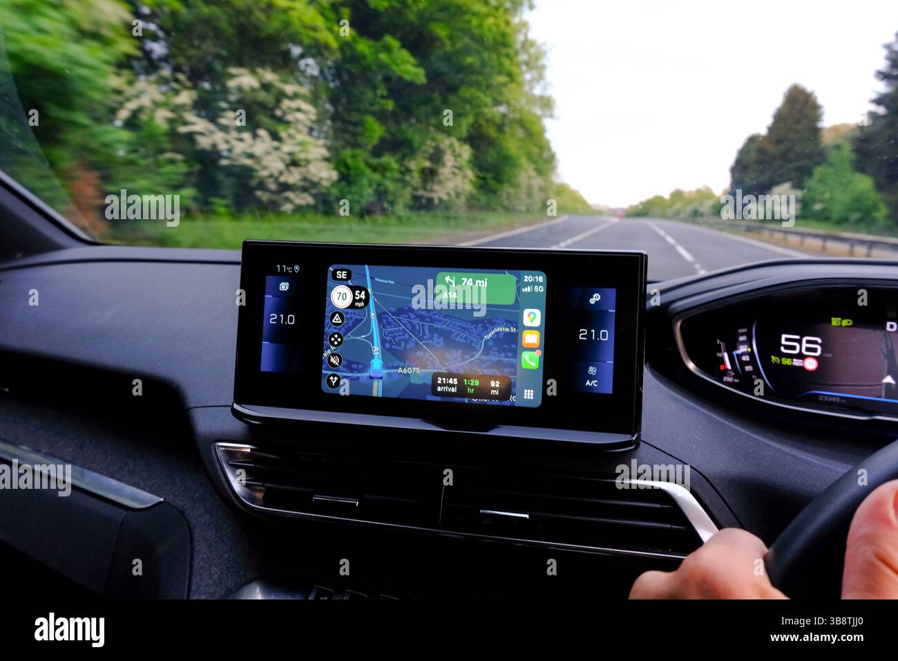 07 MAI 2025 - Peterborough, Royaume-Uni - Un Road trip ou un trajet avec la vue du pare-brise du point de vue du conducteur avec Sat Nav google maps Banque D'Images