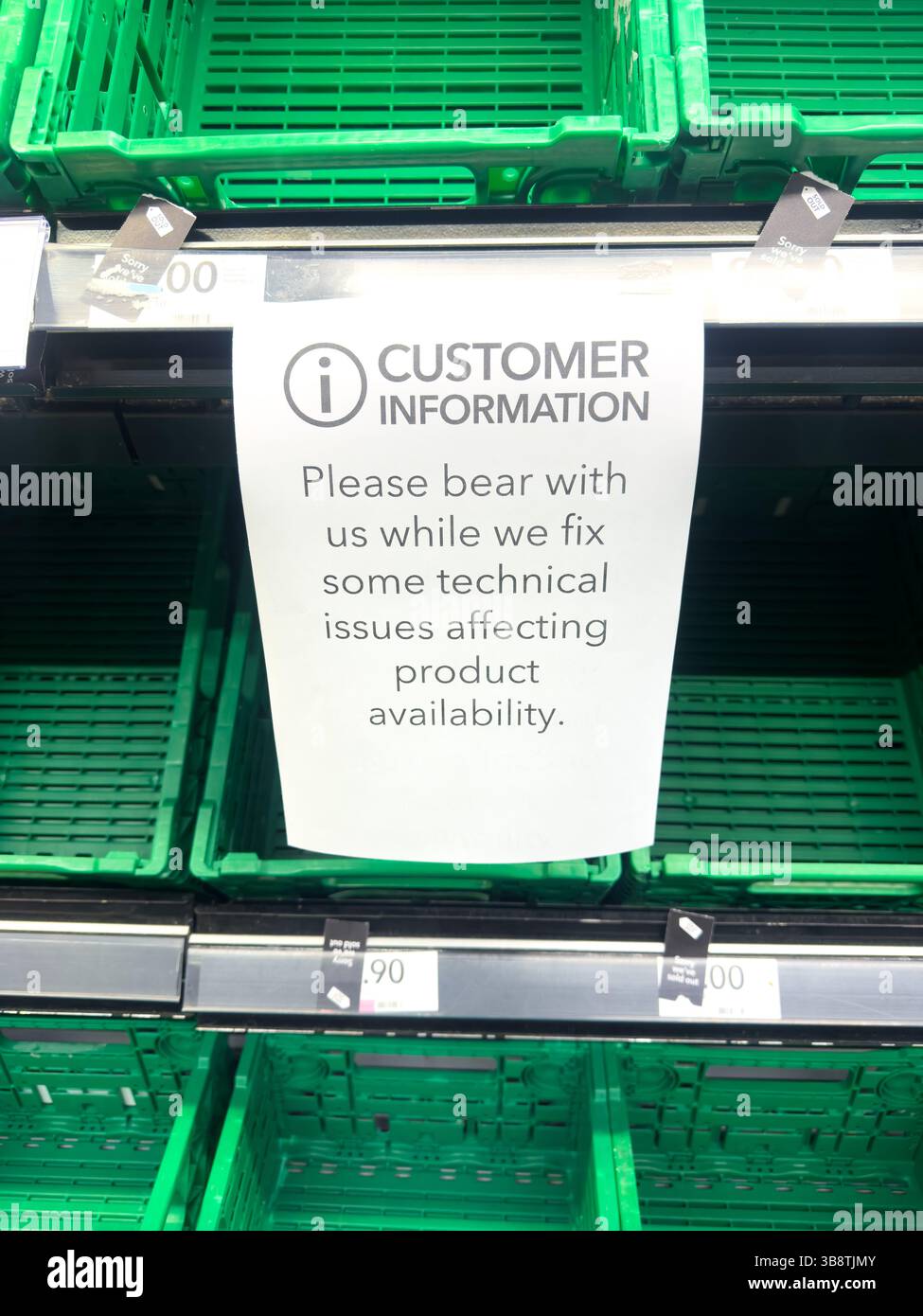 07 MAI 2025 - Cambridge, Royaume-Uni - les étagères de supermarché vides à Coop après et pendant les achats paniques et les problèmes de logistique technique Banque D'Images