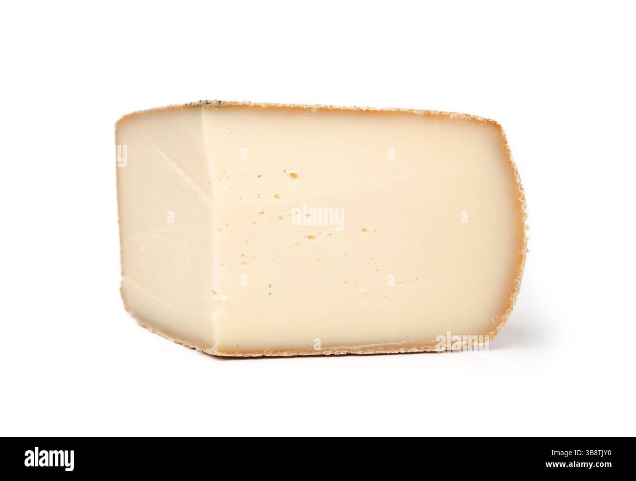 Section transversale isolée d'une meule à raclette. Fromage à raclette frais à base de lait de vache. Repas traditionnel suisse en hiver ou en France. Fusion Banque D'Images
