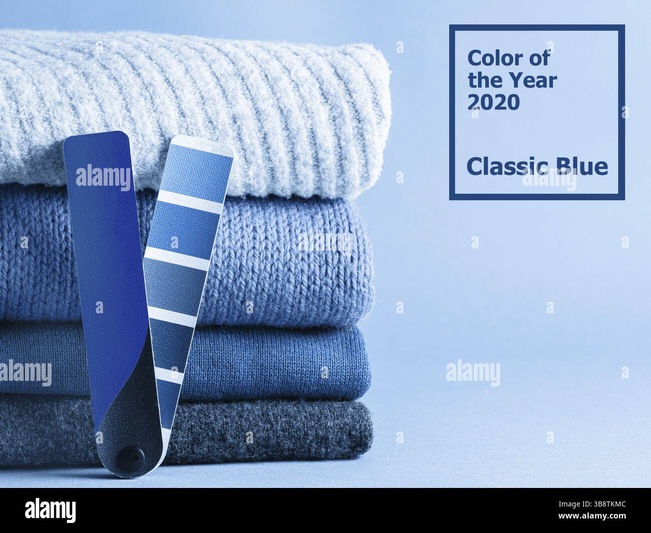 Pile de pulls et palette de couleurs amusantes en bleu classique 2020 couleur. Couleur de l'année 2020 concept pour l'industrie de la mode et de l'habillement Banque D'Images