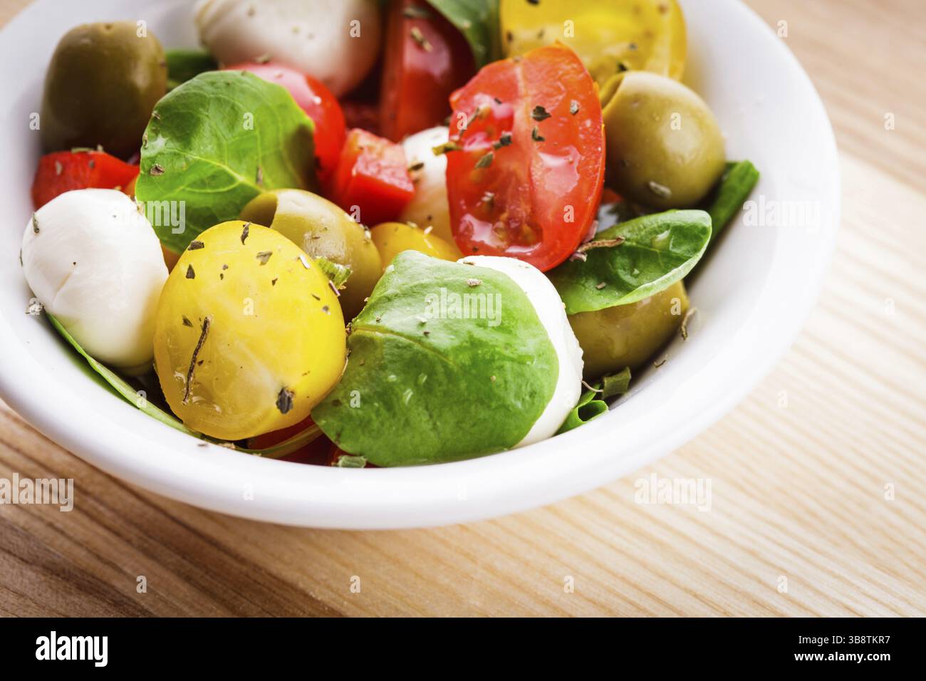 Salade de tomates, olives et mozzarella aux épices Banque D'Images Salade de tomates, olives et mozzarella aux épices Banque D'Images