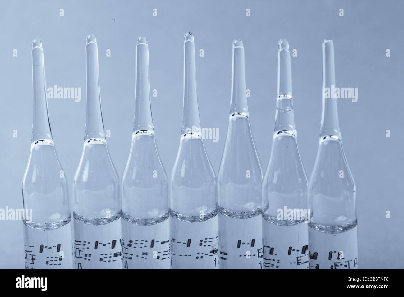 Ampoules de médicament libre sur fond bleu Banque D'Images