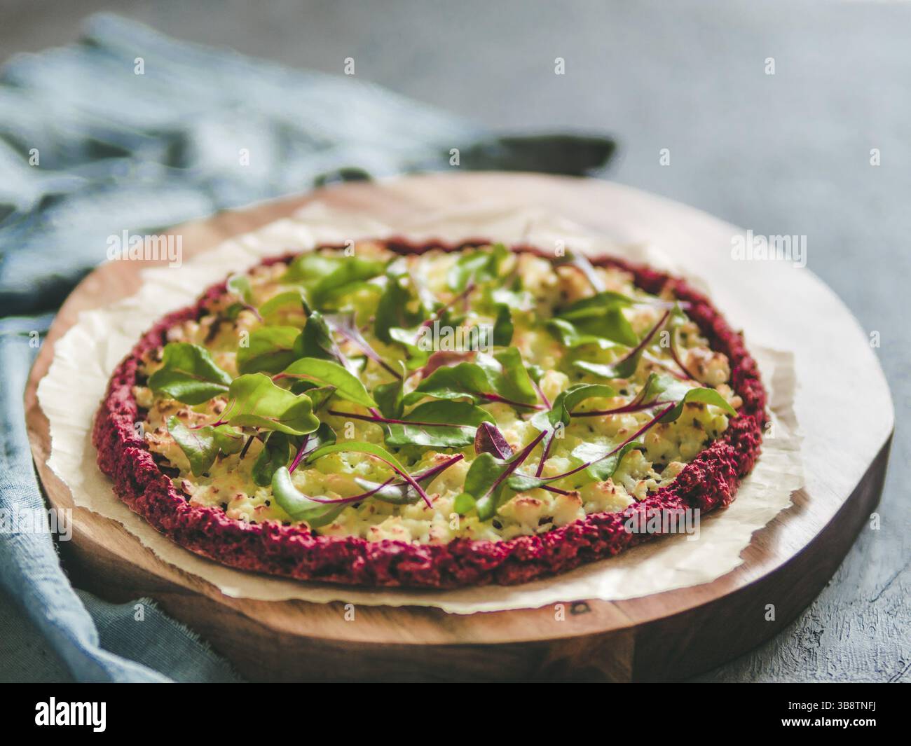 Croûte de pizza de betterave avec bette suisse fraîche ou mangold, feuilles de betterave. Idées et recettes pour la croûte de pizza végétalienne Snack.Egg-free avec graines de chia et wh Banque D'Images