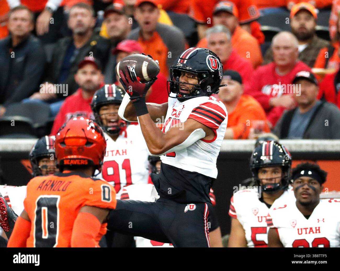 29 septembre 2023 : Devaughn Vele (17 ans), receveur des Utah Utes Wide, tire une passe pendant le match de football NCAA entre les Utah Utes et les Oregon State Beavers au Reser Stadium, Corvallis, OREGON. Larry C. Lawson/CSM (crédit image : © Larry C. Lawson/CSM via ZUMA Press Wire) Banque D'Images