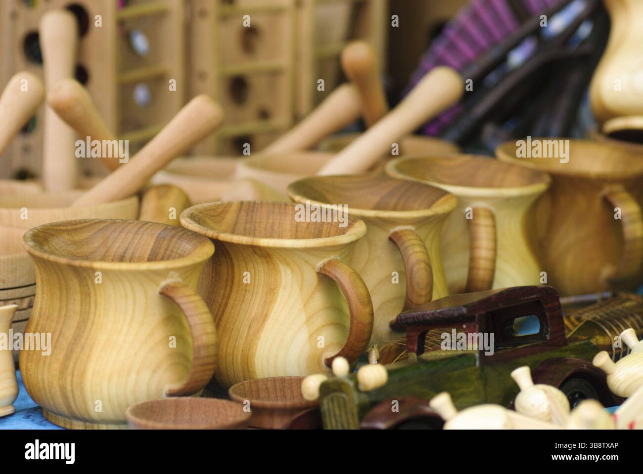 Outils en bois sur la table dans le marché sur la nature Banque D'Images