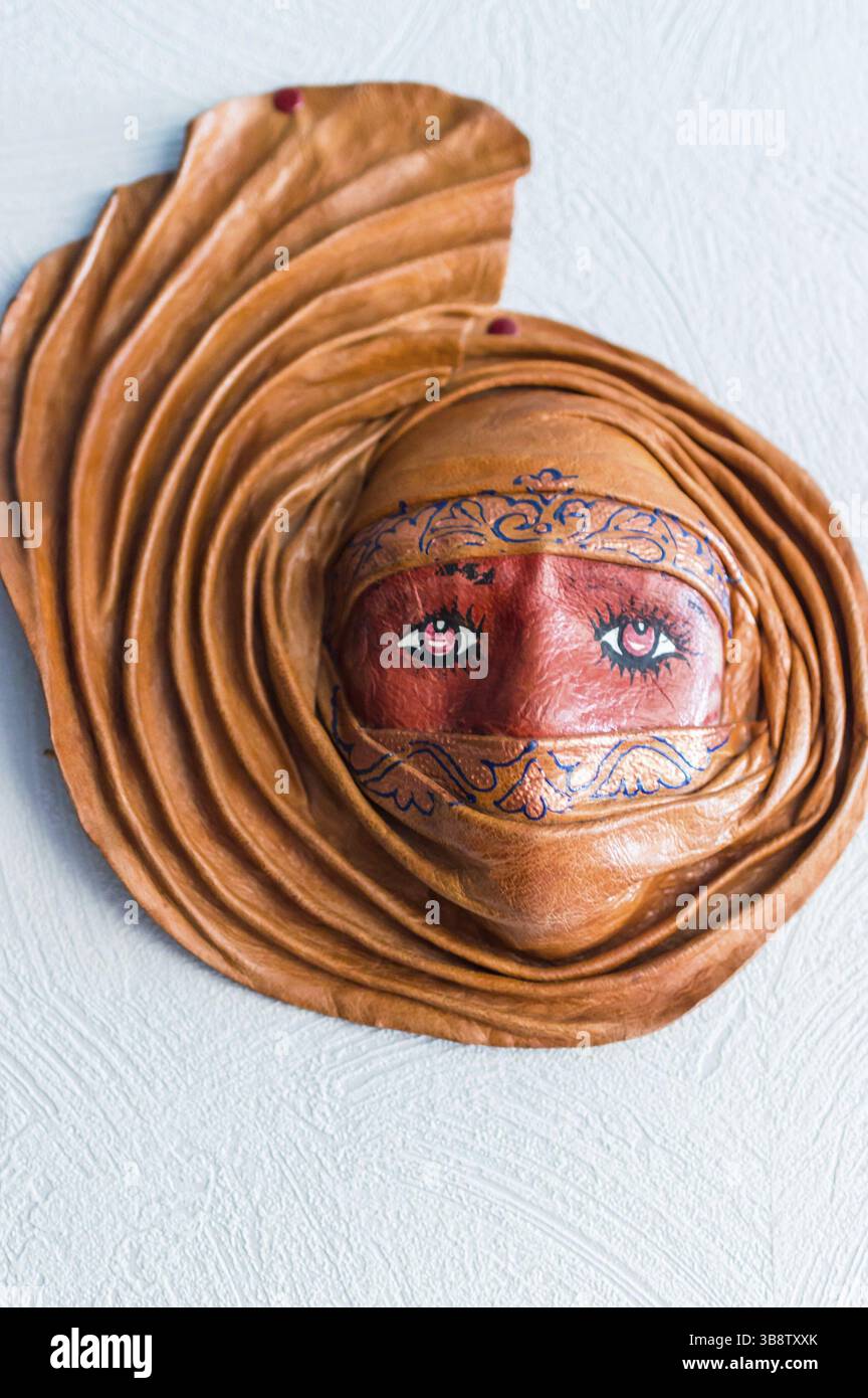 Façonné à partir d'un masque d'argile accroché sur un mur blanc Banque D'Images