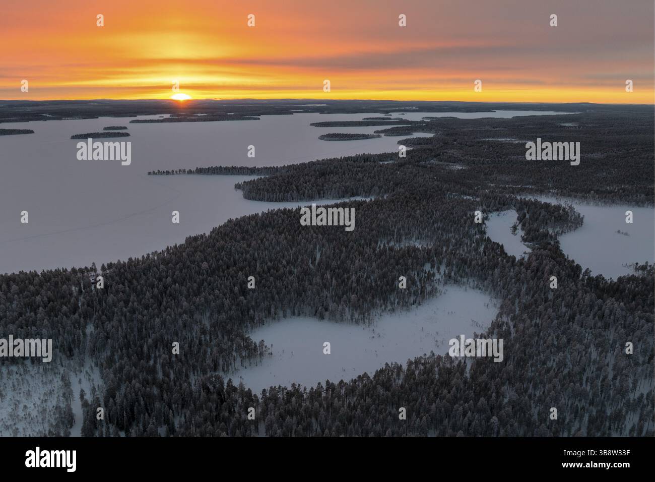 Paysage hivernal avec lacs gelés, Posio, Laponie, Finlande, Europe Banque D'Images