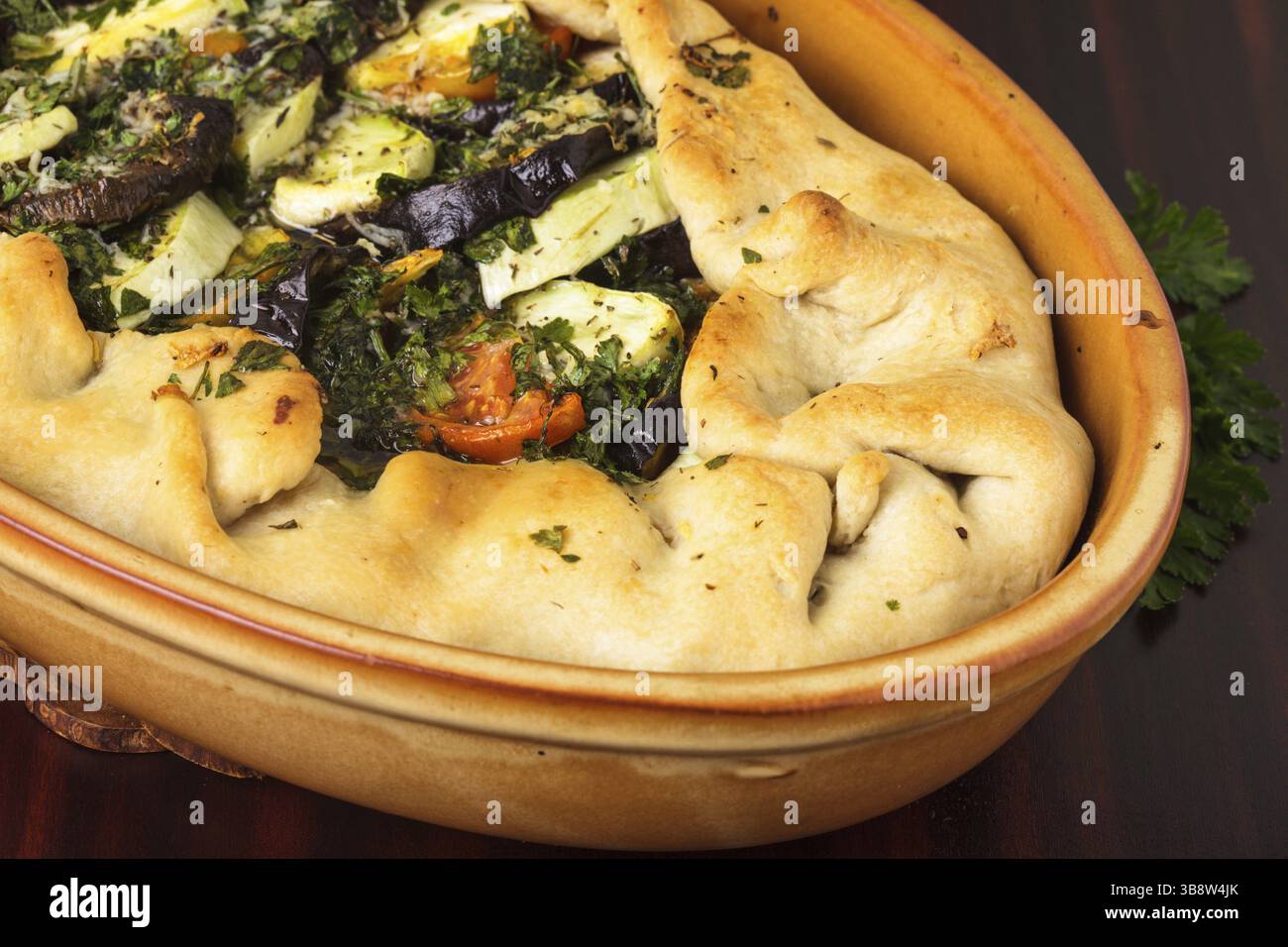 Cake aux légumes, cuit dans la poterie Banque D'Images