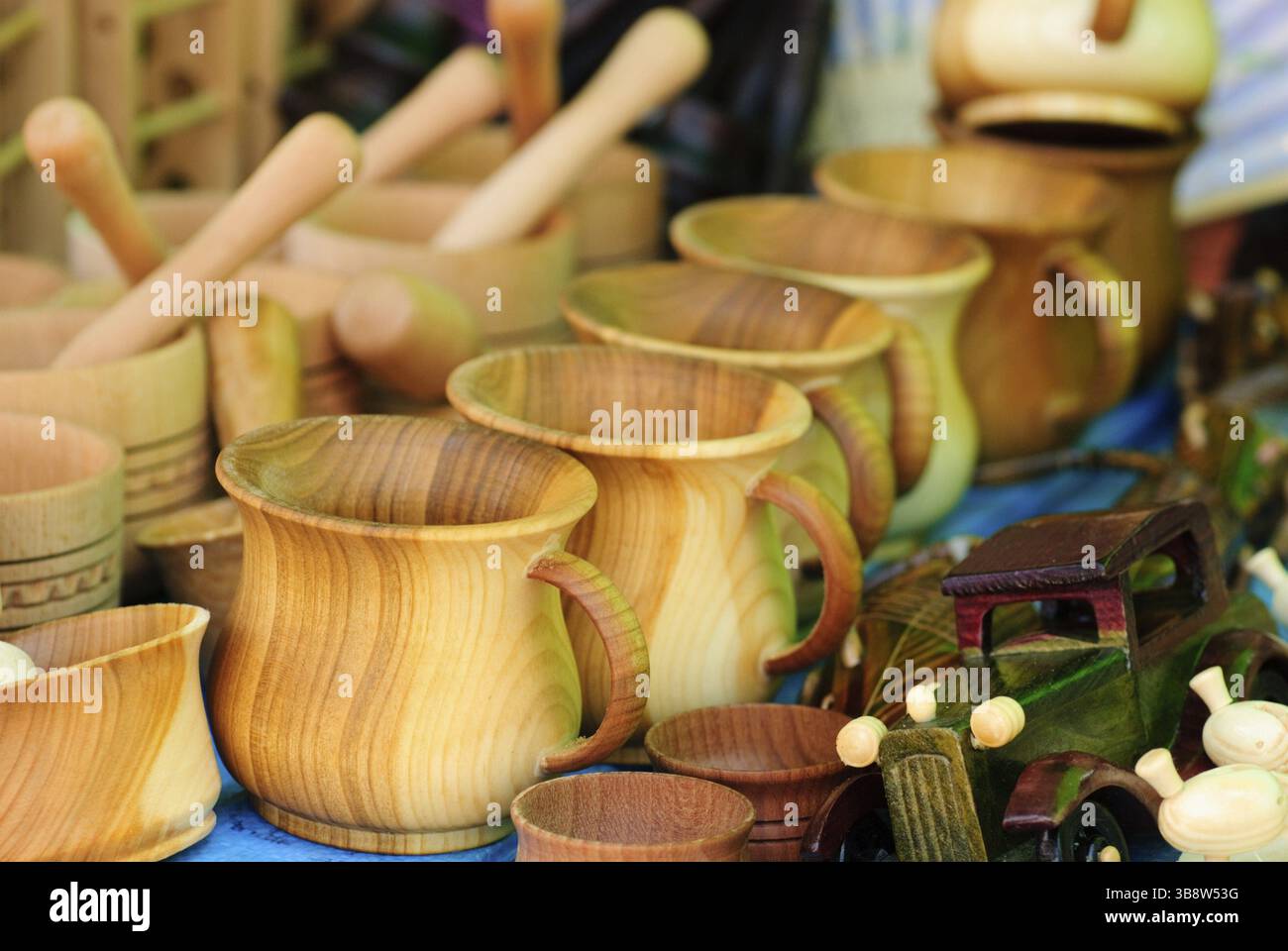 Outils en bois sur la table dans le marché sur la nature Banque D'Images