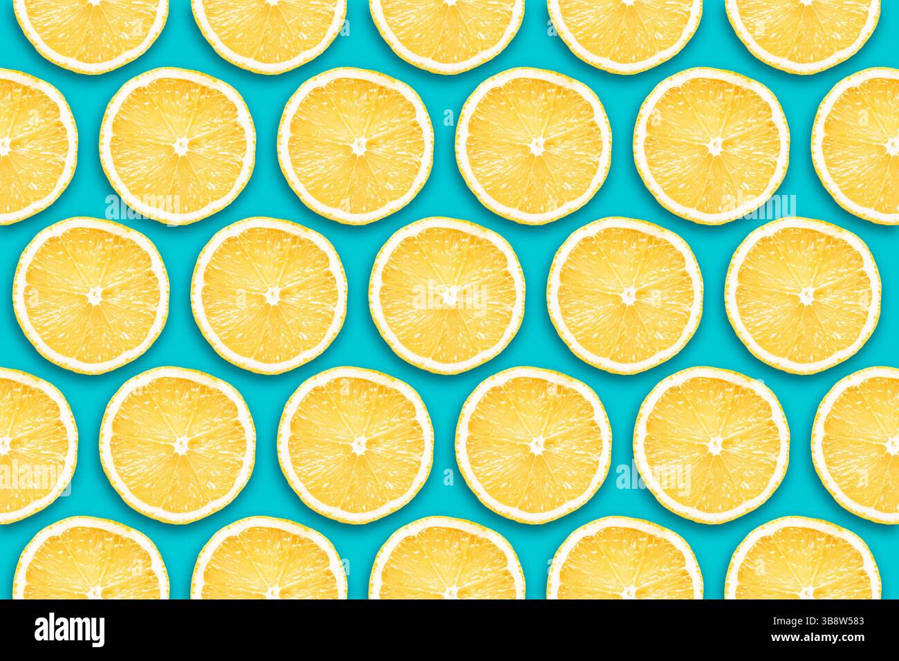 Tranches de citron jaune vif isolées sur fond bleu. Les sections de fruits conçoivent la texture. Régime alimentaire vitaminique. Section de fruits plate. Banque D'Images