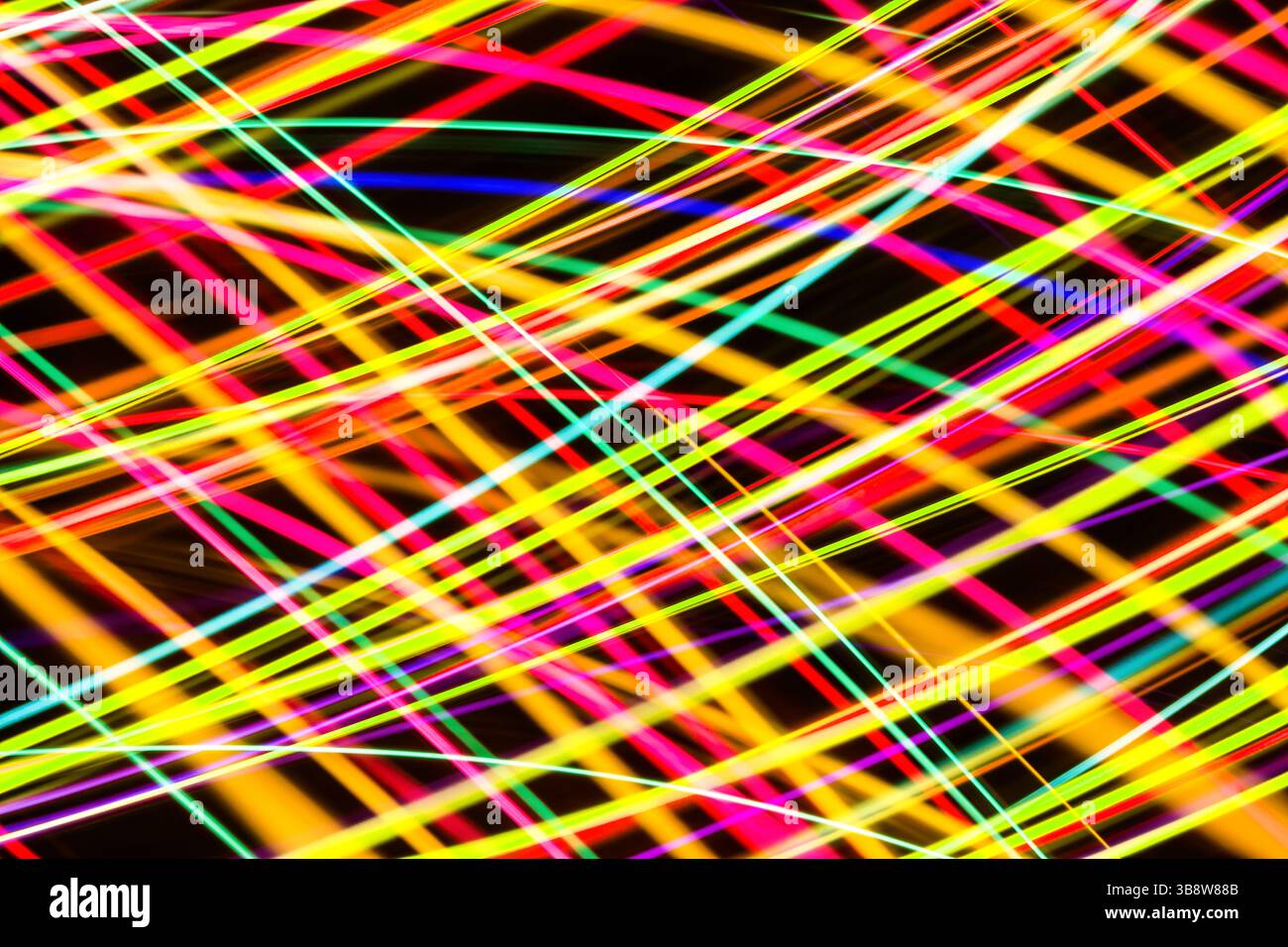 Traînées lumineuses colorées au néon. Des lignes éclatantes et éclatantes en mouvement. Motif technologique abstrait. Effet laser électrique brillant. Stries multicolores dynamiques. Banque D'Images