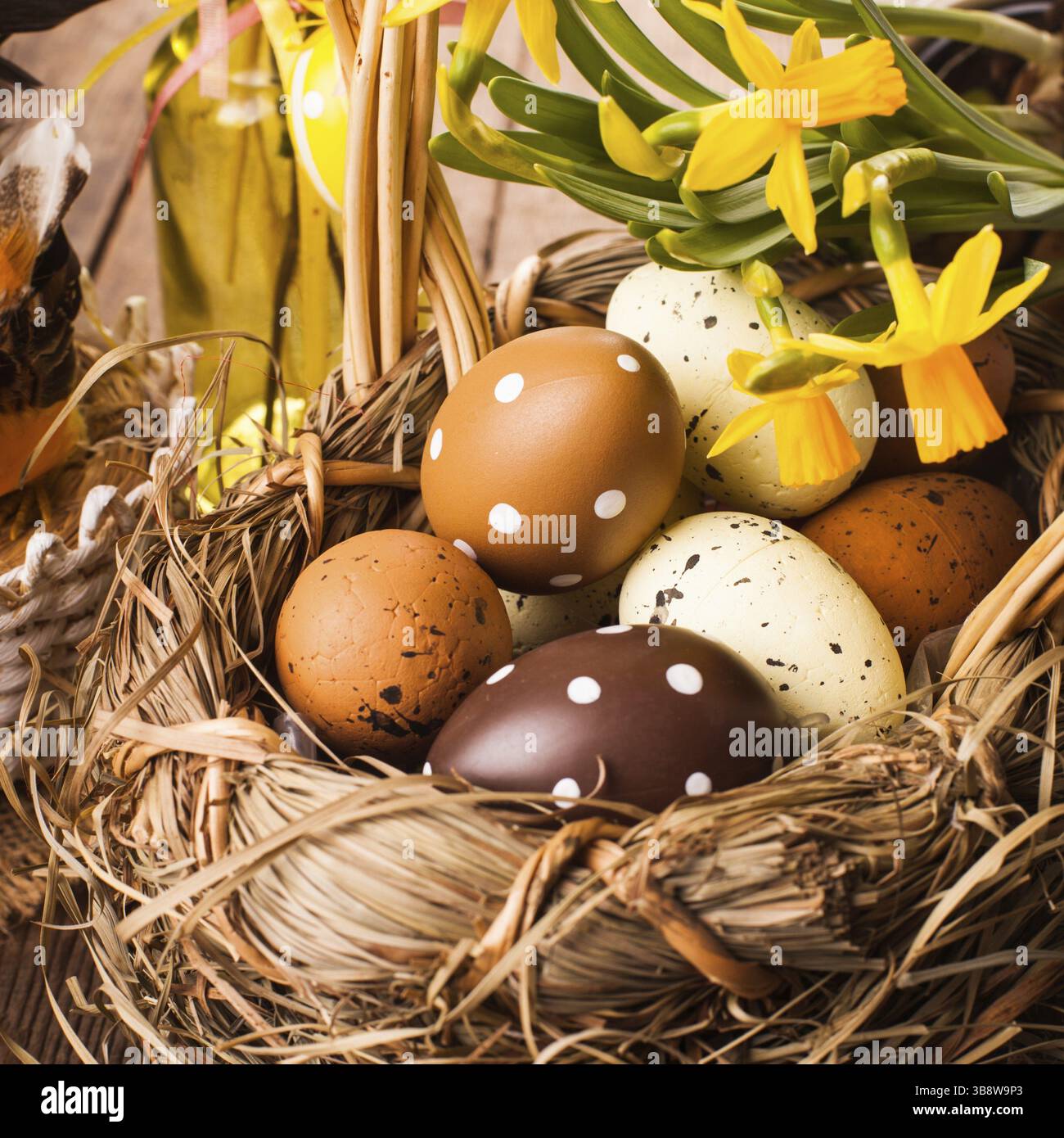 Marron et jaune oeufs dans le panier, des décorations de Pâques Banque D'Images Marron et jaune oeufs dans le panier, des décorations de Pâques Banque D'Images