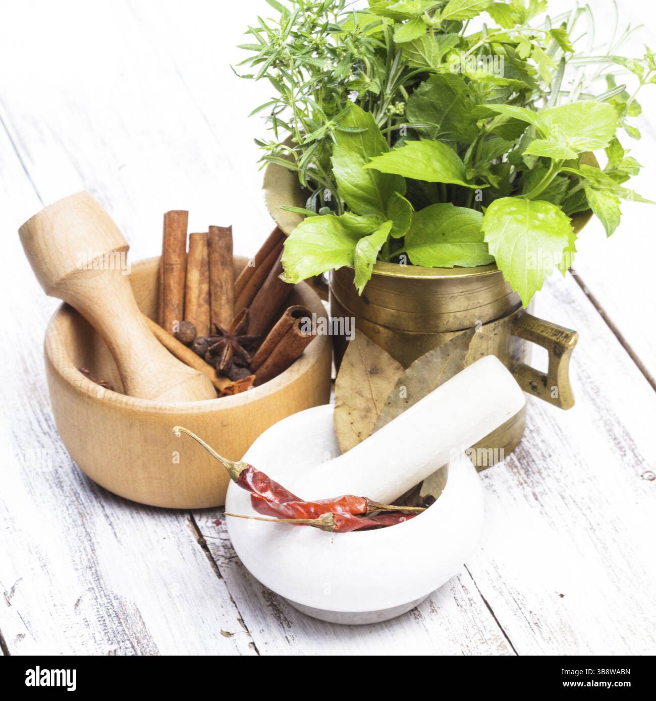 Marbre, cuivre et mortiers en bois dans la cuisine Banque D'Images