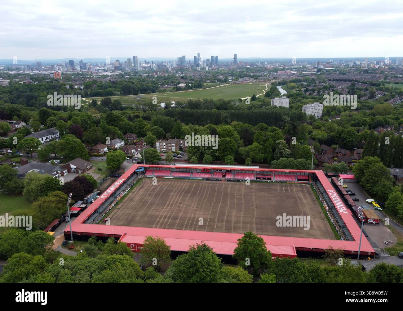 Une vue prise depuis une caméra de drone du lit de sol en préparation pour un nouveau terrain de gazon prêt pour la saison 2025/26 au Peninsula Stadium, domicile de Salford City. Date de la photo : jeudi 8 mai 2025. Banque D'Images