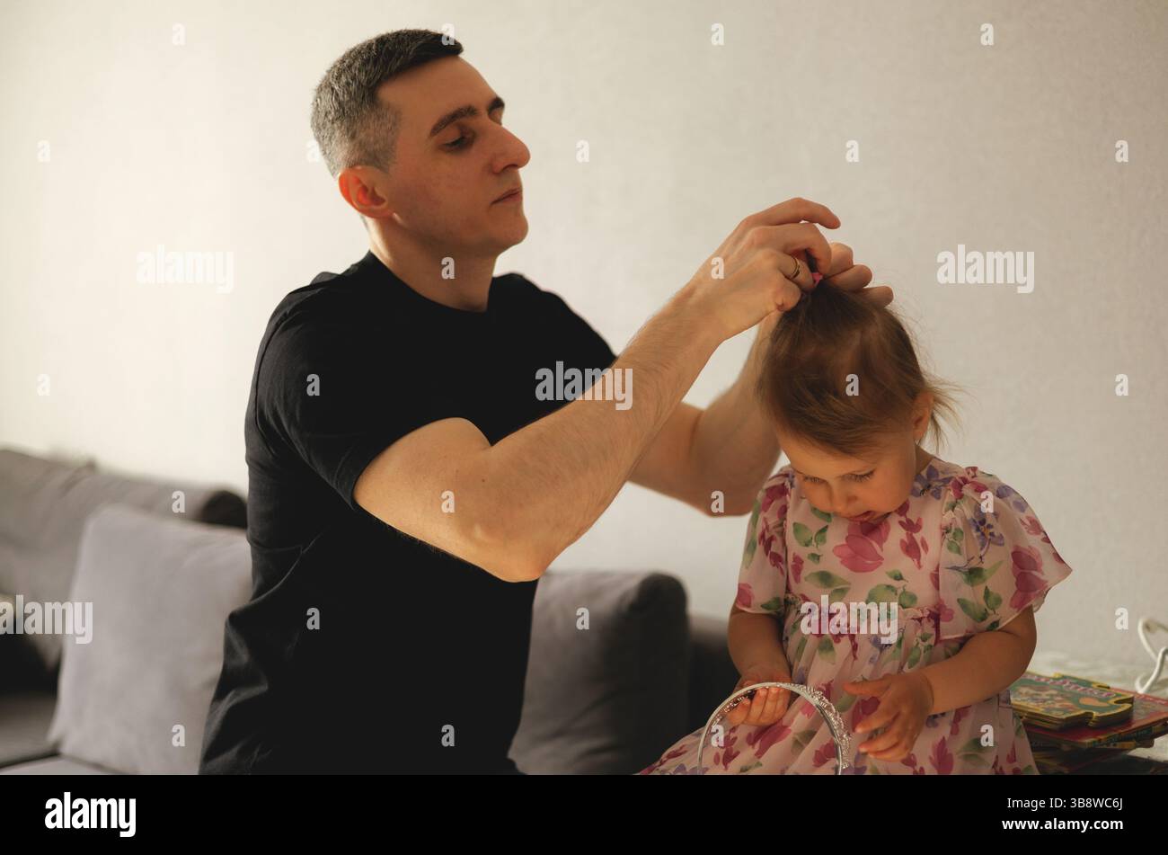 père faisant la coupe de cheveux pour fille enfant à la maison Banque D'Images