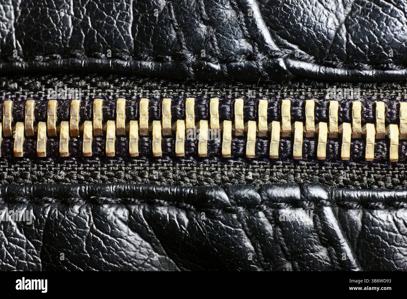 Fond de veste en cuir noir. Vêtements d'automne grunge. Texture mode hiver. Poche fermée pour fermeture de fixation. Fermeture éclair zippée. Dents dorées. Conception en tissu. Banque D'Images
