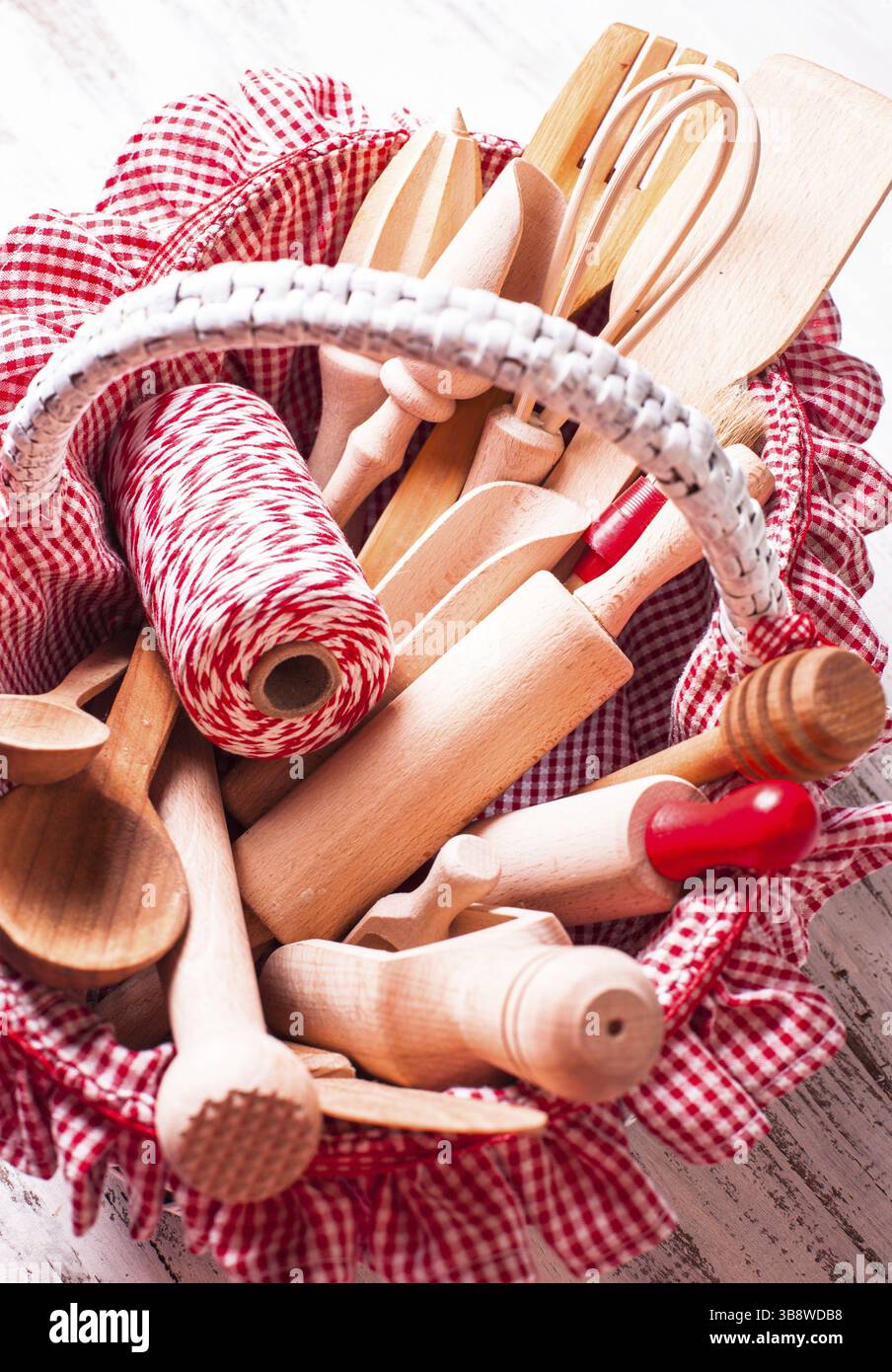 Panier rustique chic minable avec des ustensiles de cuisine en bois Banque D'Images