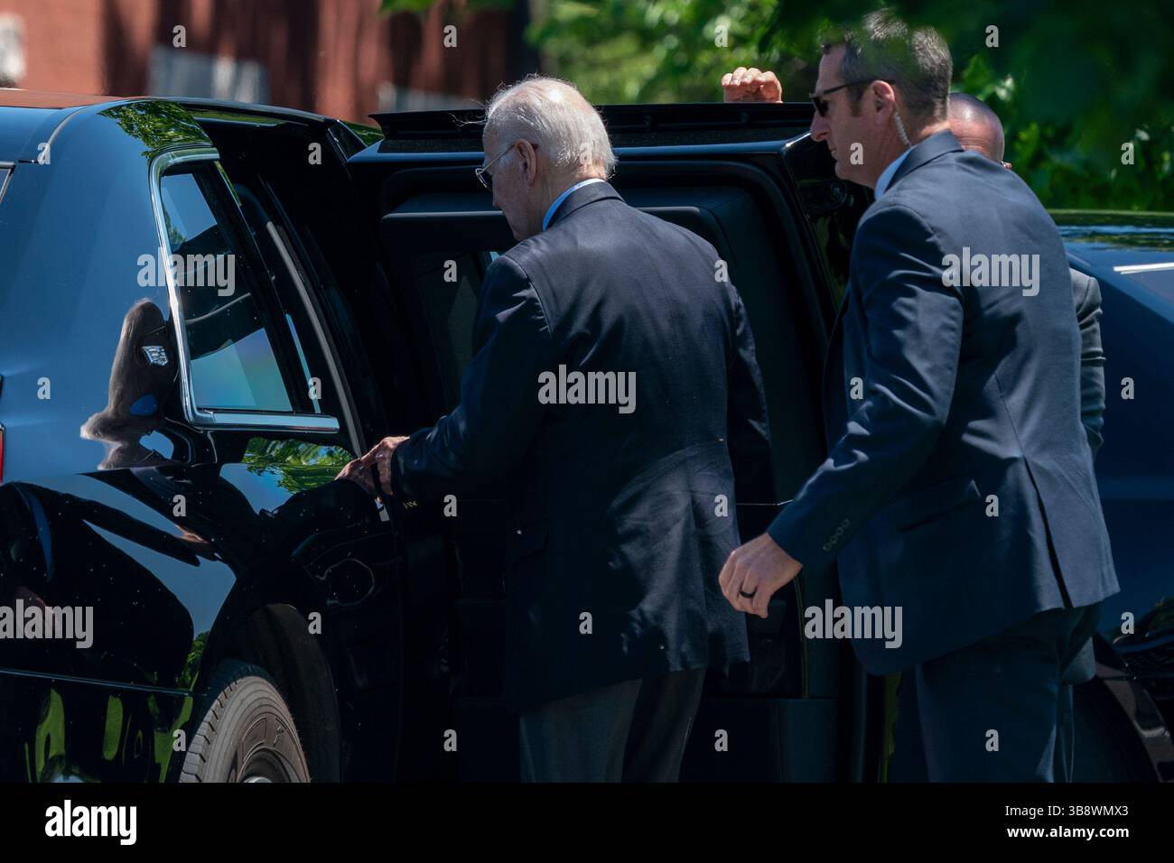 13 mai 2024, Washington, District of Columbia, États-Unis : le président des États-Unis Joe Biden entre dans sa limousine après avoir descendu de Marine One à Fort Lesley J. McNair à Washington, DC, États-Unis, le 13 mai 2024. Le président Biden revient à Washington de Rehoboth Beach, Delaware (crédit image : © Shawn Thew - Pool via CNP/CNP via ZUMA Press Wire) Banque D'Images