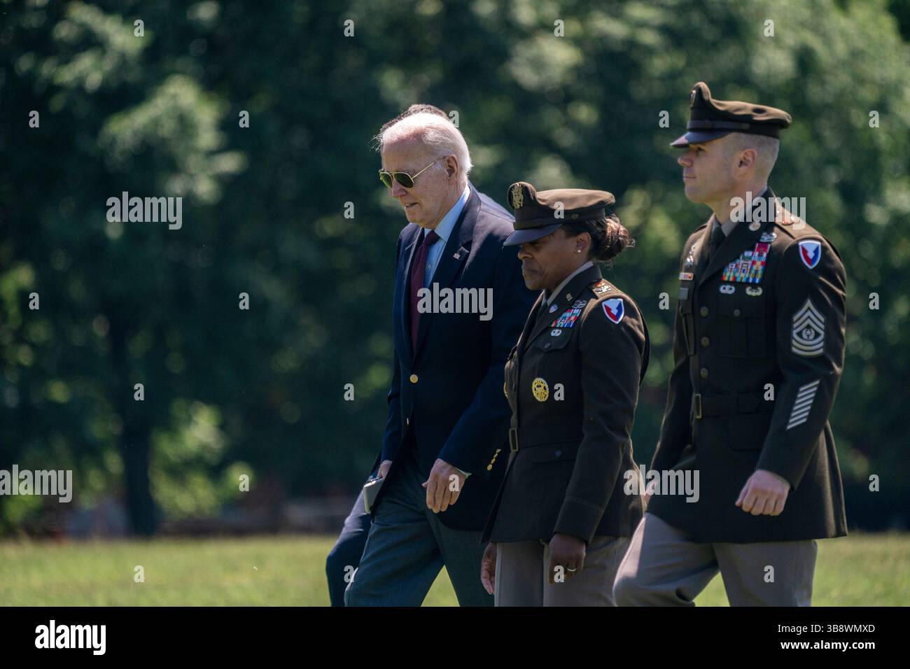 13 mai 2024, Washington, District of Columbia, États-Unis : le président des États-Unis Joe Biden marche vers sa limousine après avoir descendu de Marine One à Fort Lesley J. McNair à Washington, DC, États-Unis, le 13 mai 2024. Le président Biden revient à Washington de Rehoboth Beach, Delaware (crédit image : © Shawn Thew - Pool via CNP/CNP via ZUMA Press Wire) Banque D'Images