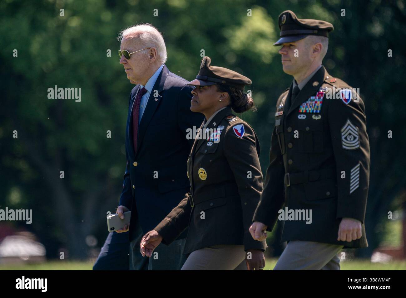 13 mai 2024, Washington, District of Columbia, États-Unis : le président des États-Unis Joe Biden marche vers sa limousine après avoir descendu de Marine One à Fort Lesley J. McNair à Washington, DC, États-Unis, le 13 mai 2024. Le président Biden revient à Washington de Rehoboth Beach, Delaware (crédit image : © Shawn Thew - Pool via CNP/CNP via ZUMA Press Wire) Banque D'Images