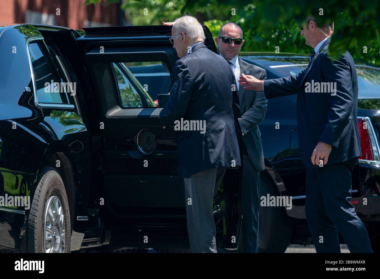 13 mai 2024, Washington, District of Columbia, États-Unis : le président des États-Unis Joe Biden entre dans sa limousine après avoir descendu de Marine One à Fort Lesley J. McNair à Washington, DC, États-Unis, le 13 mai 2024. Le président Biden revient à Washington de Rehoboth Beach, Delaware (crédit image : © Shawn Thew - Pool via CNP/CNP via ZUMA Press Wire) Banque D'Images