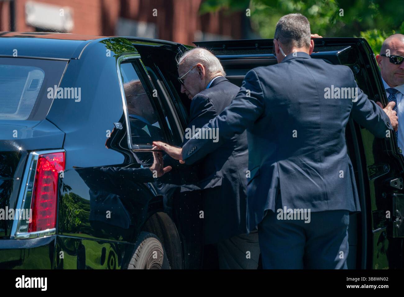 13 mai 2024, Washington, District of Columbia, États-Unis : le président des États-Unis Joe Biden entre dans sa limousine après avoir descendu de Marine One à Fort Lesley J. McNair à Washington, DC, États-Unis, le 13 mai 2024. Le président Biden revient à Washington de Rehoboth Beach, Delaware (crédit image : © Shawn Thew - Pool via CNP/CNP via ZUMA Press Wire) Banque D'Images
