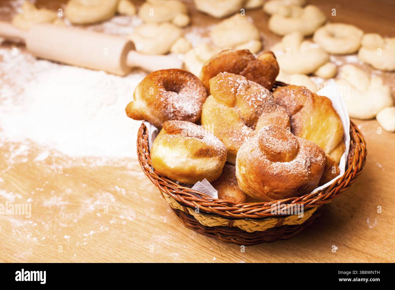 Beignet frais avec sucre en poudre et pâte préparée Banque D'Images Beignet frais avec sucre en poudre et pâte préparée Banque D'Images