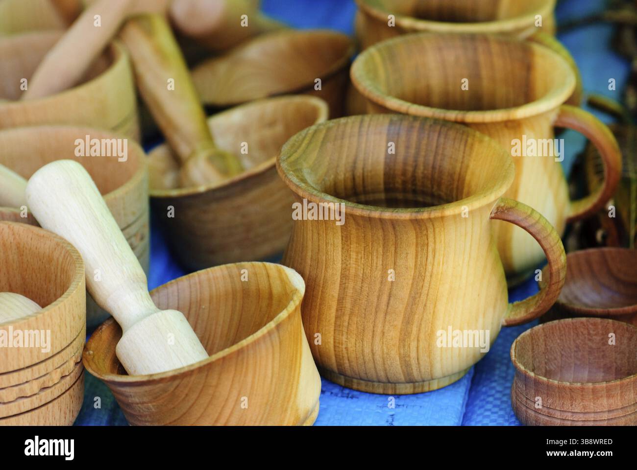 Outils en bois sur la table dans le marché sur la nature Banque D'Images